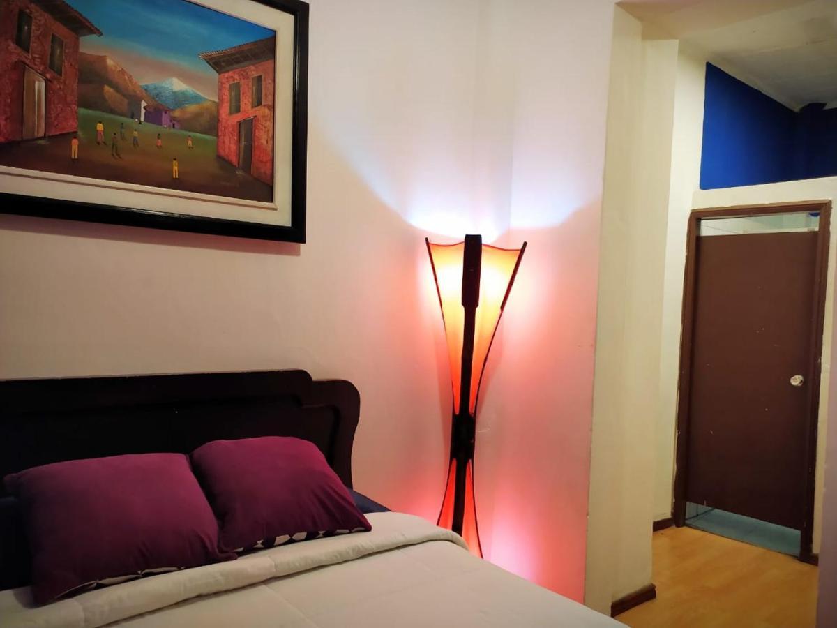 Hostal La Casa Tolena Quito - Ecuador Hotel ภายนอก รูปภาพ