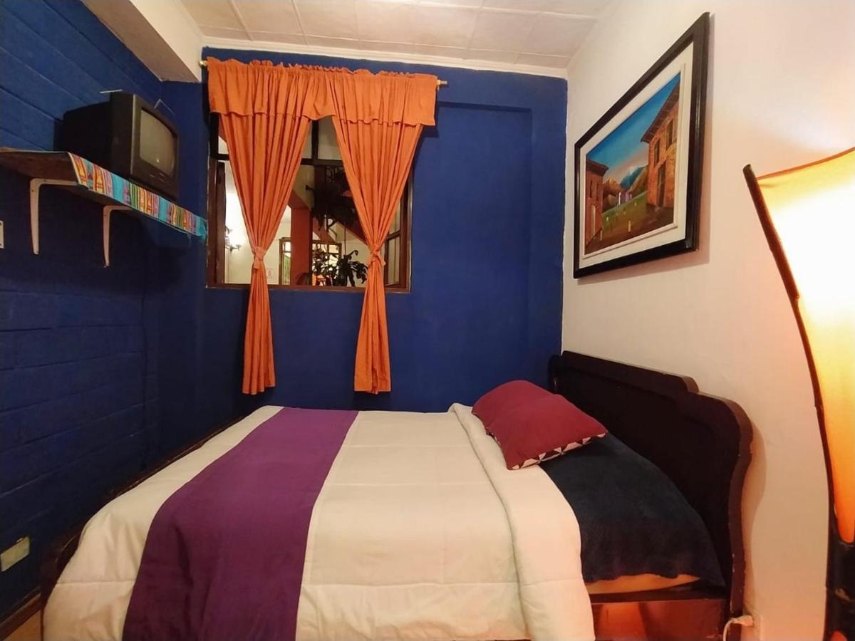 Hostal La Casa Tolena Quito - Ecuador Hotel ภายนอก รูปภาพ