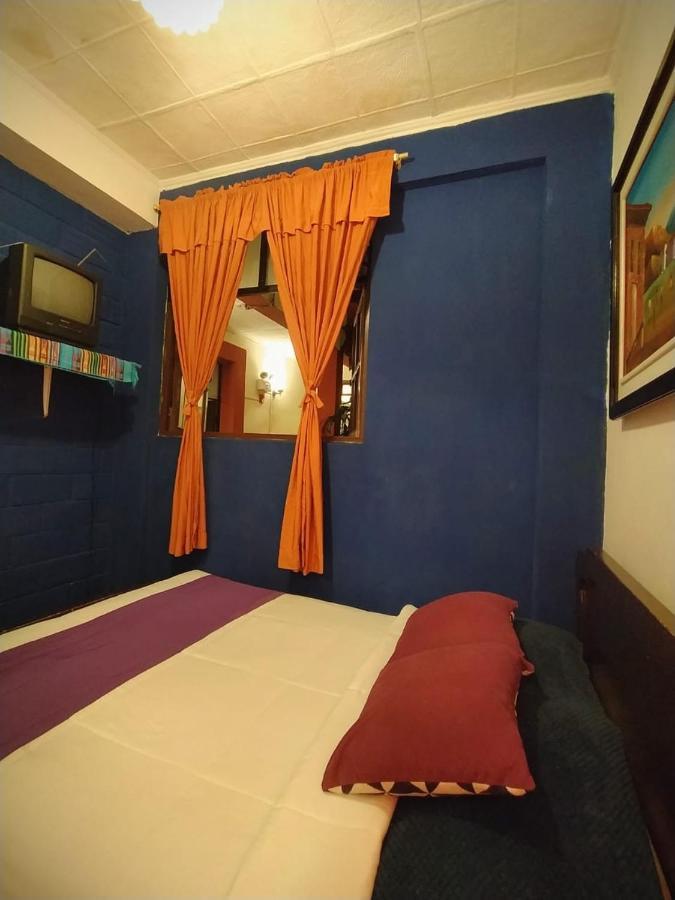 Hostal La Casa Tolena Quito - Ecuador Hotel ภายนอก รูปภาพ