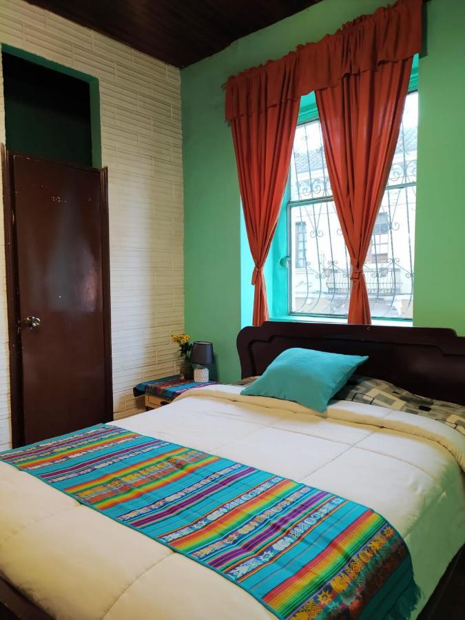 Hostal La Casa Tolena Quito - Ecuador Hotel ภายนอก รูปภาพ